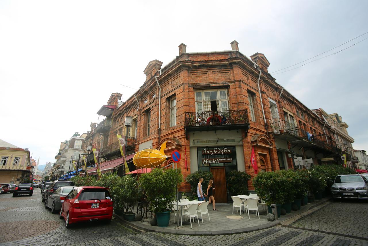 Lilus Hostel Batumi Esterno foto